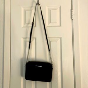 Michael Kors
Black crossbody purse
Black with silver